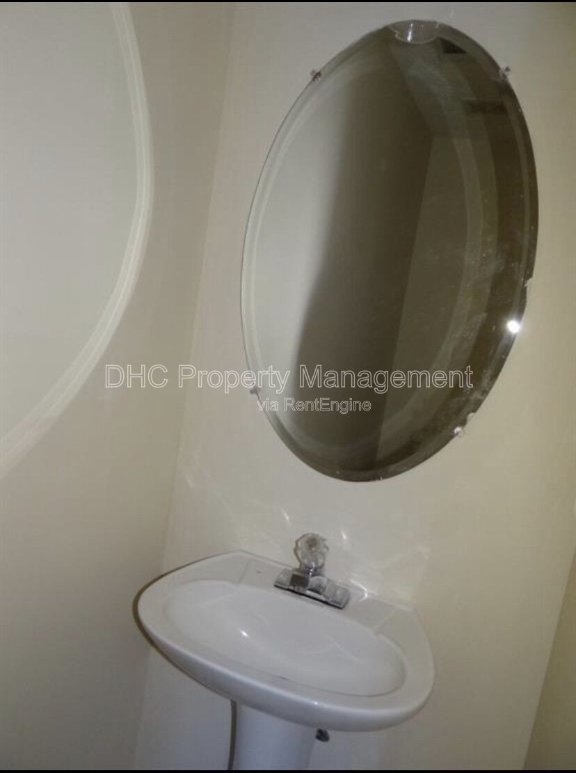 Welcome to this beautiful townhome property image