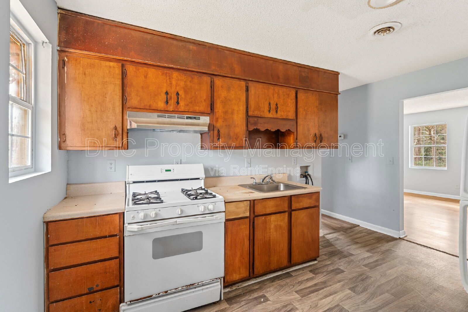 Cozy 2BR Bungalow Near Airport & I-75 – 6521 Raymond Dr, Forest Park property image