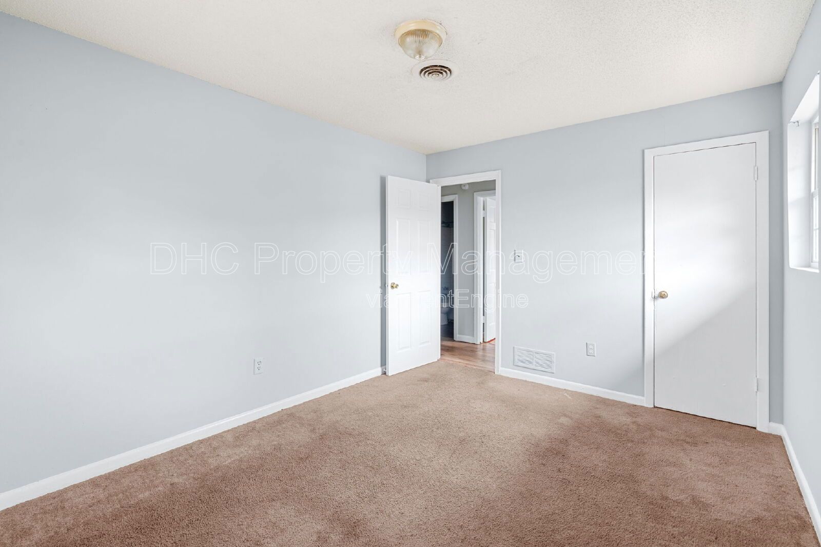 Cozy 2BR Bungalow Near Airport & I-75 – 6521 Raymond Dr, Forest Park property image