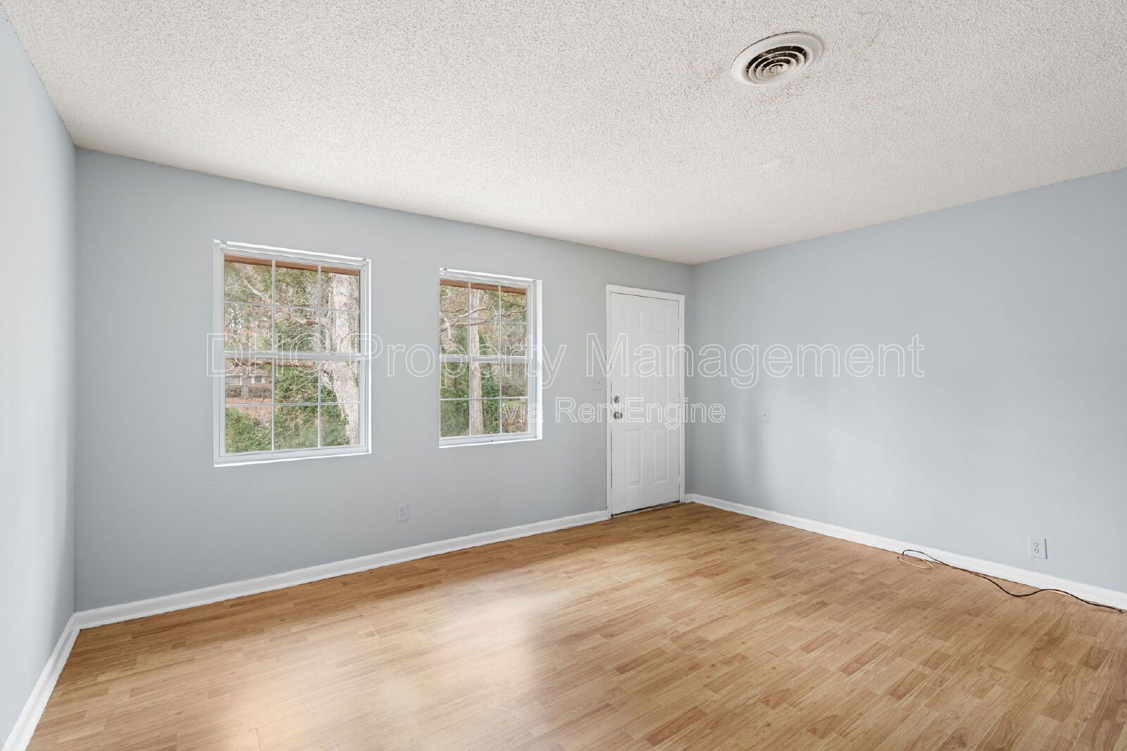 Cozy 2BR Bungalow Near Airport & I-75 – 6521 Raymond Dr, Forest Park property image