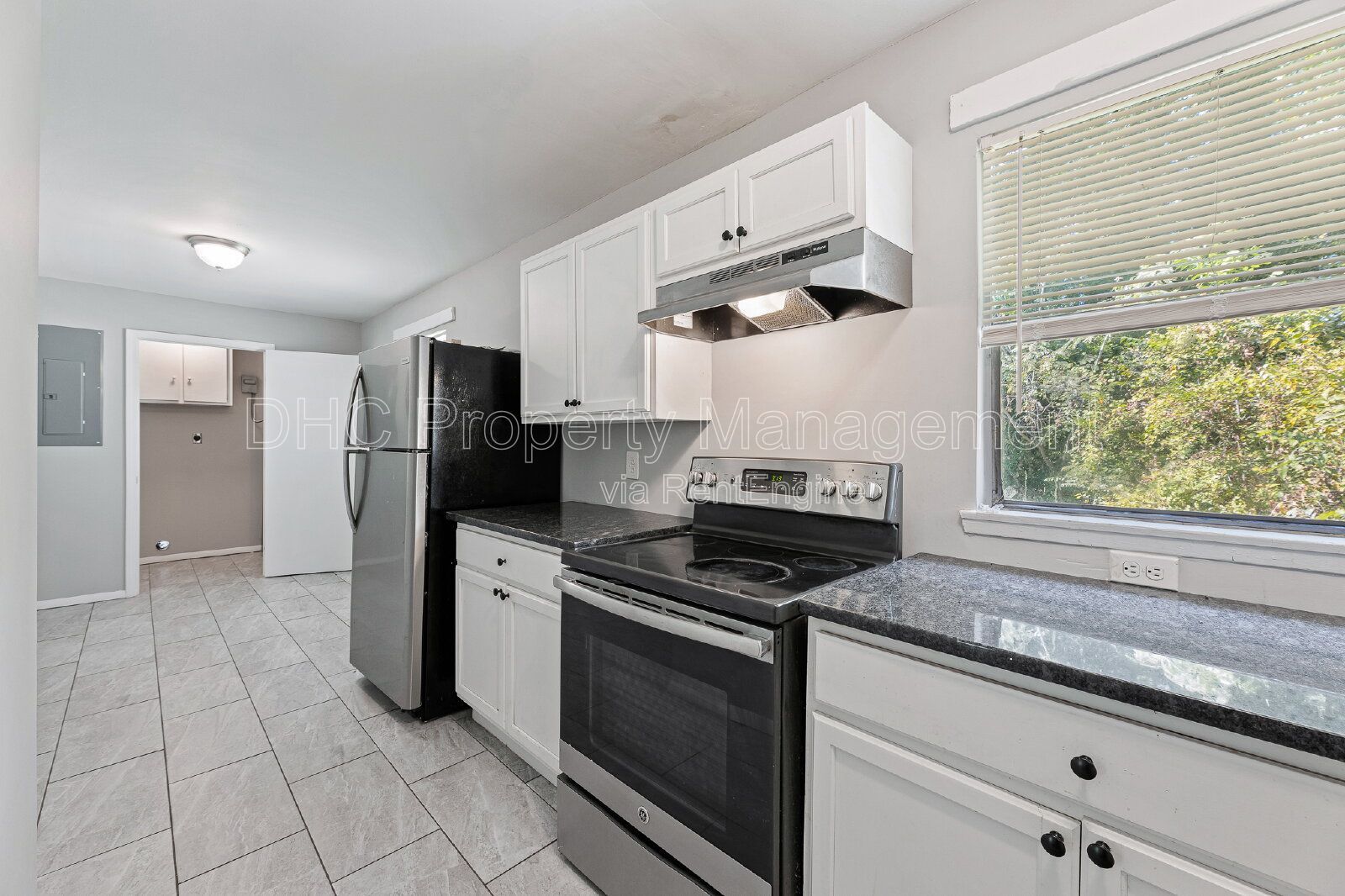 Move In Ready 3 Bedroom Home in Atlanta with Carport and Spacious Kitchen property image