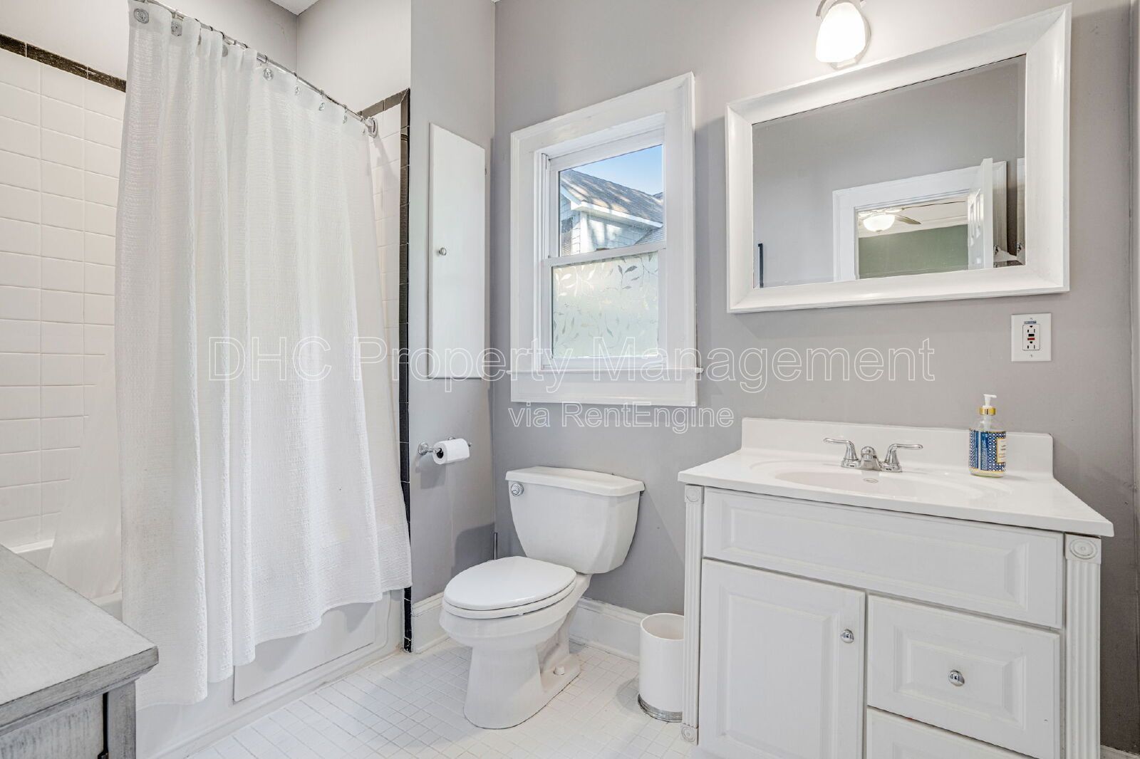 Charming 2-Bed, 2-Bath Retreat in Atlanta – Cozy Comfort Awaits at 10 Smith St NW! property image