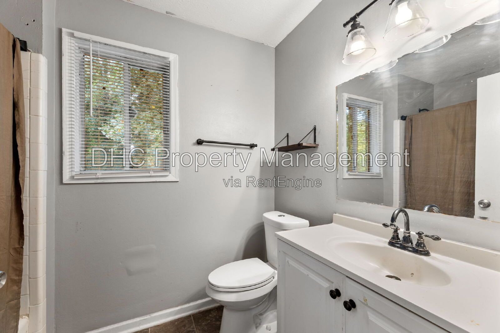Spacious 5-Bed with 2 Full Baths and 1 half bath in Stone Mountain property image