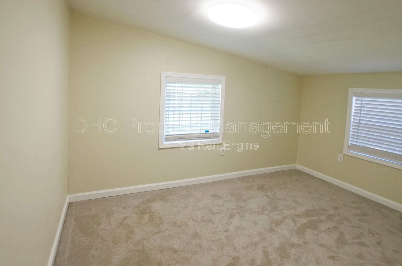 Charming 2-Bedroom Home in Riverdale, Convenient Location. property image