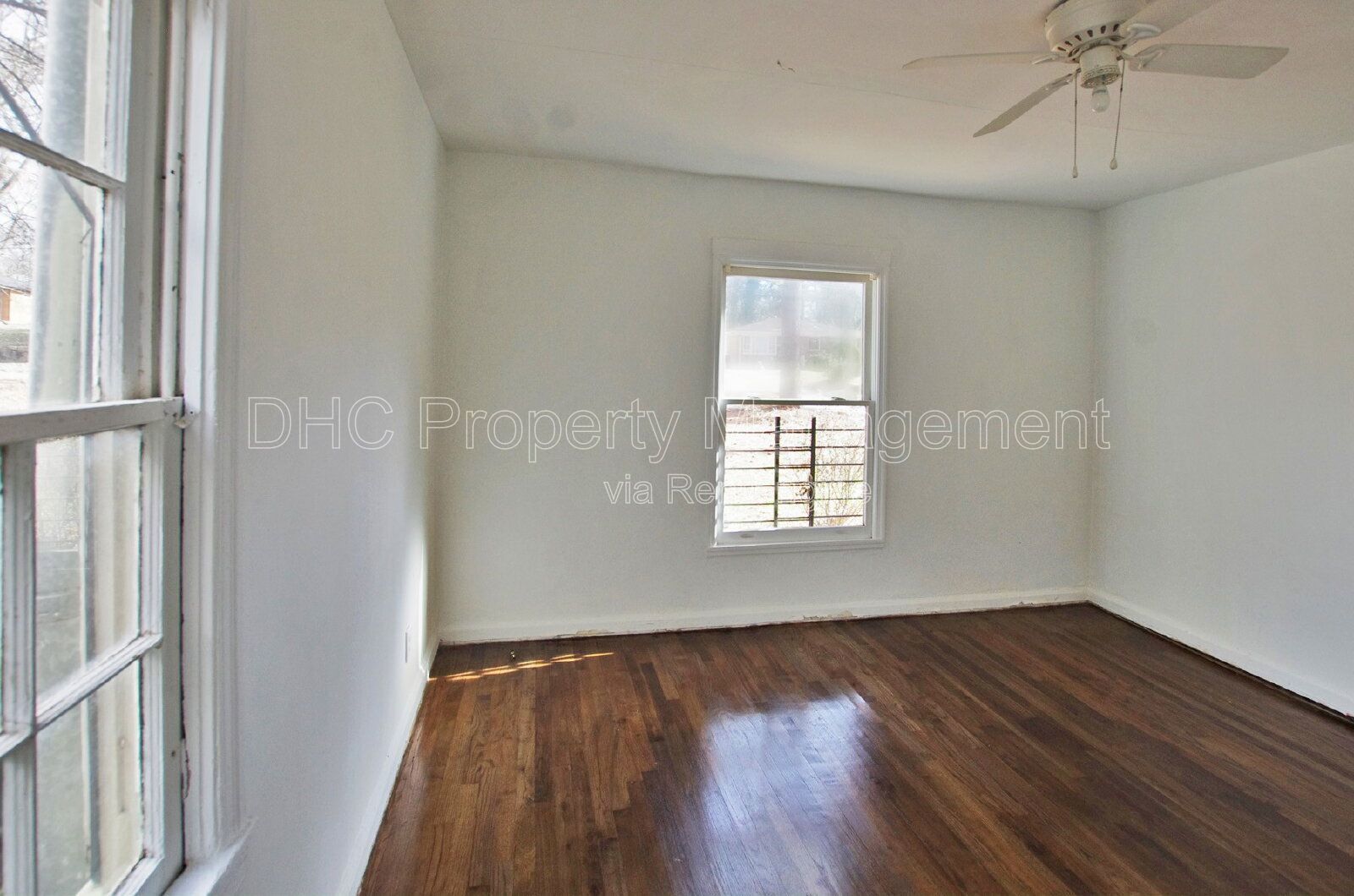 Charming 2BR Home in Oakland City – Quiet Street, Prime Atlanta Location! property image